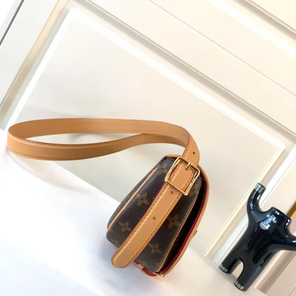 LV Model: M44860 Size 18*15*8cm - Image 9