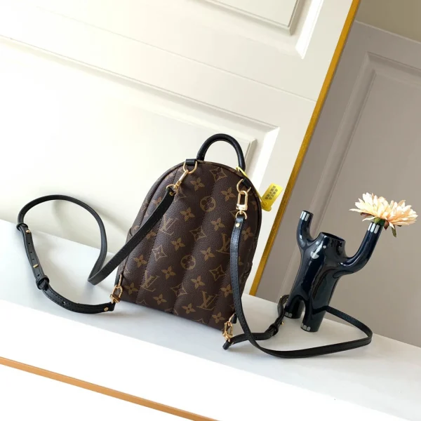 LV Model: M44873 Size 17*22*10cm - Image 9